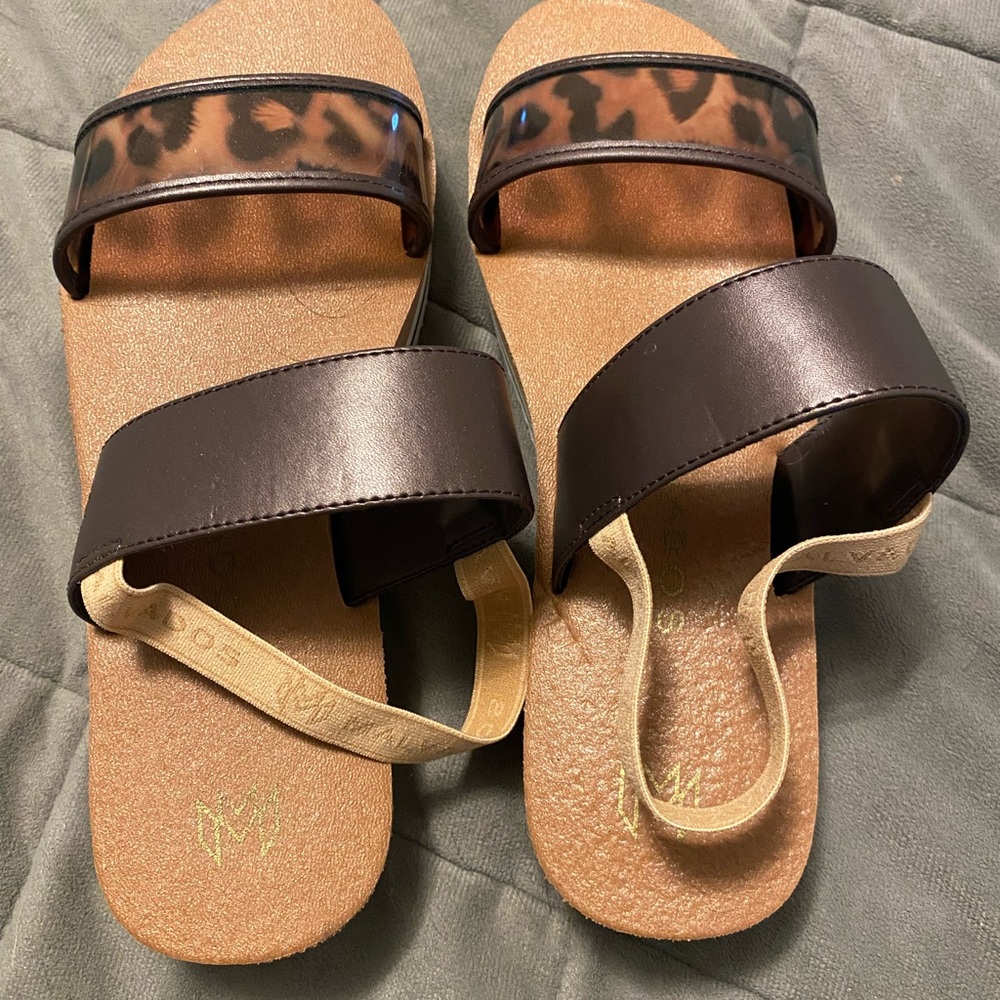 Women’s size 8 Malvados sandals NWOT